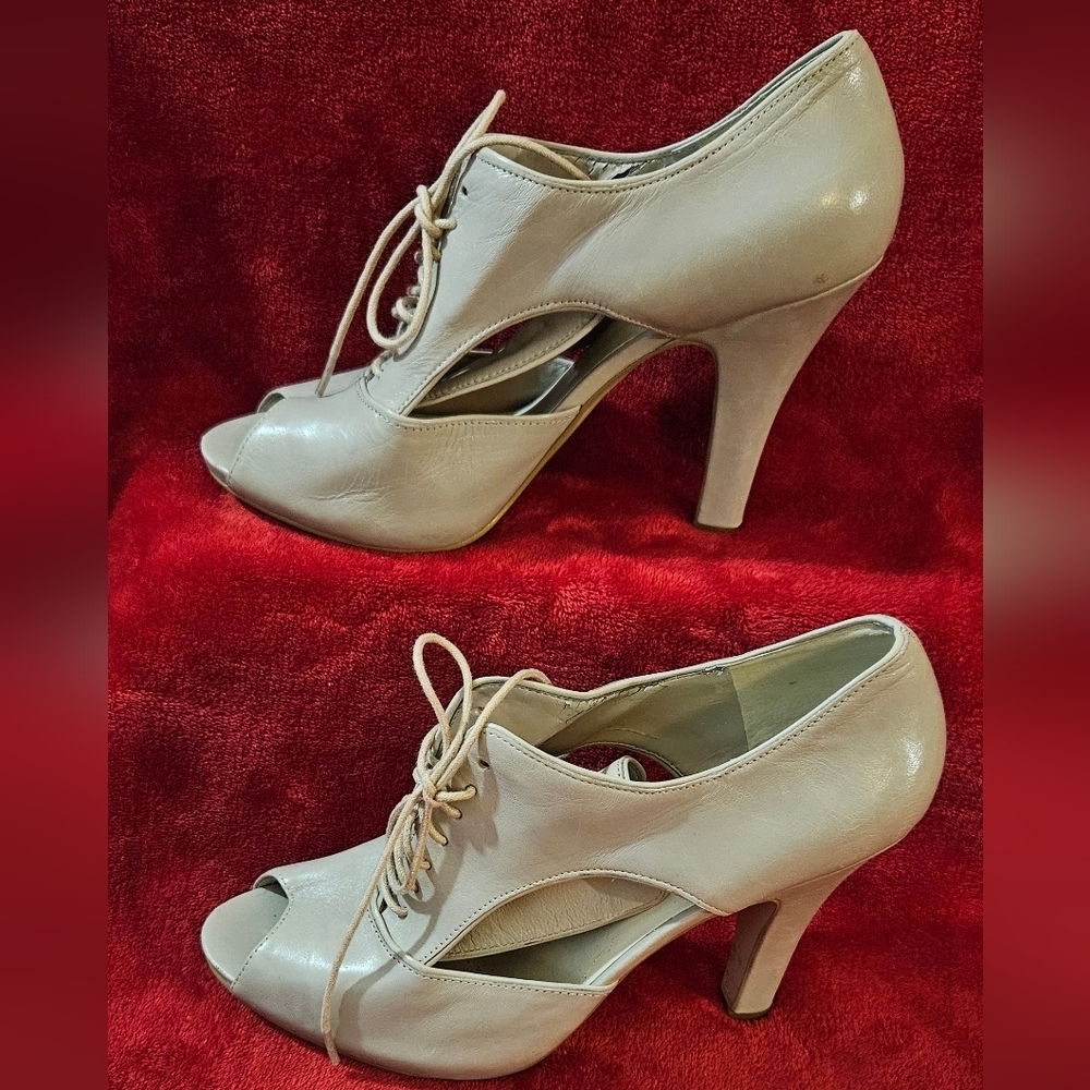 Nine West "O My Gosh" Light Gray Lace-Up, Peep-Toe Leather Heels-Size 9M